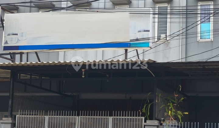 3-Storey Shop House in Kalideres, Busy Location, Wide Road, Ready for Transaction, Freehold Title. 2