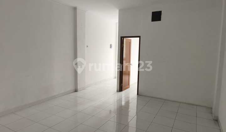 3-Storey Shop House in Kalideres, Busy Location, Wide Road, Ready for Transaction, Freehold Title. 2