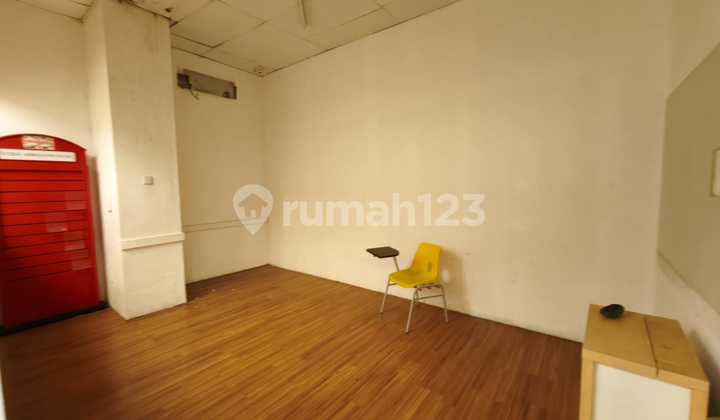 Showroom/Terrace House Chatra Niaga, Good Location, Spacious Parking. 2