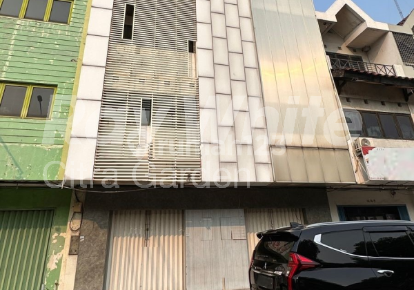 Ruko gandeng di jalan utama Daan Mogot baru, Jakarta Barat
