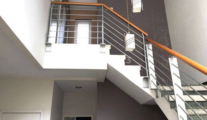 Rumah Minimalis Modern 3 Lantai, 4 Kamar Tidur, Balkon Luas 1