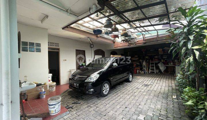 Rumah 1 Lantai Dengan Carport Luas di Tengah Kota, di Pasar Baru 2