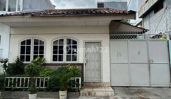 Rumah 1 Lantai Dengan Carport Luas di Tengah Kota, di Pasar Baru 1