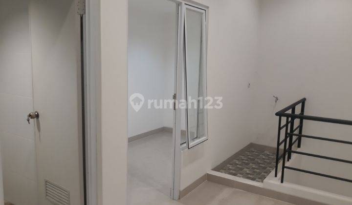 Rumah Baru Yg Cantik, 2,5 Lantai, Kt 3+2, Km 3+1, Semi Furnished  2