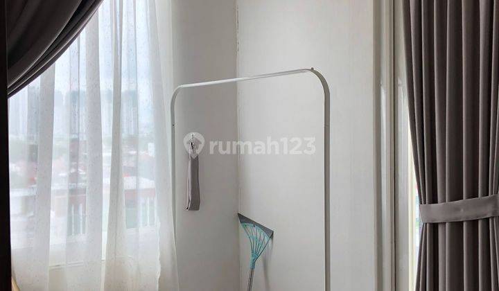 Unit Fully Furnished, 45 M2, Lantai Rendah di Tower West, 750 Jt 2