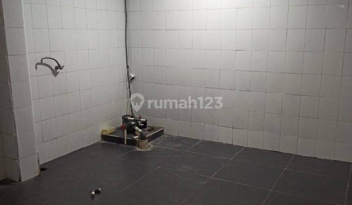 Ruko bagus,selesai direnovasi, siap pakai di Tebet, 3 lantai 2