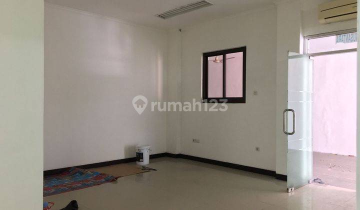 Ruko Hadap Jalan Raya di Lapangan Bola Kebon Jeruk Jakarta Barat 2