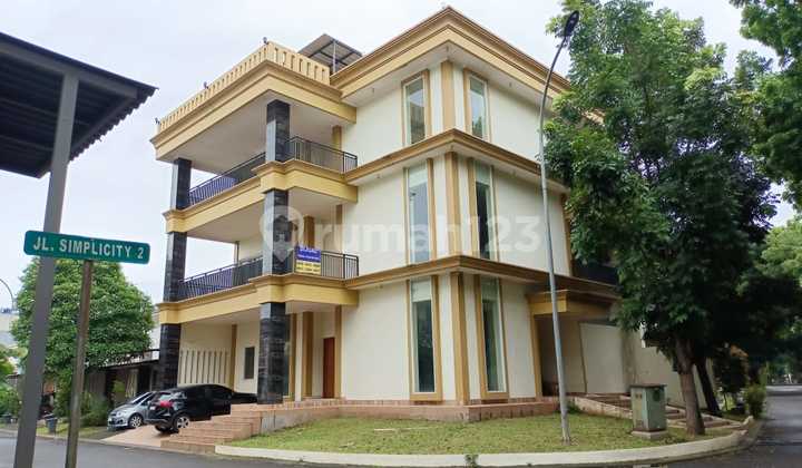 Strategic House in The Icon Cluster Simplicity BSD City, South Tangerang