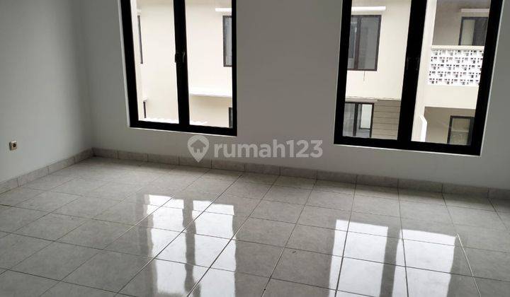 Rumah 2 Lantai Siap Huni SHM,Murah,Strategis Jakarta Barat 2