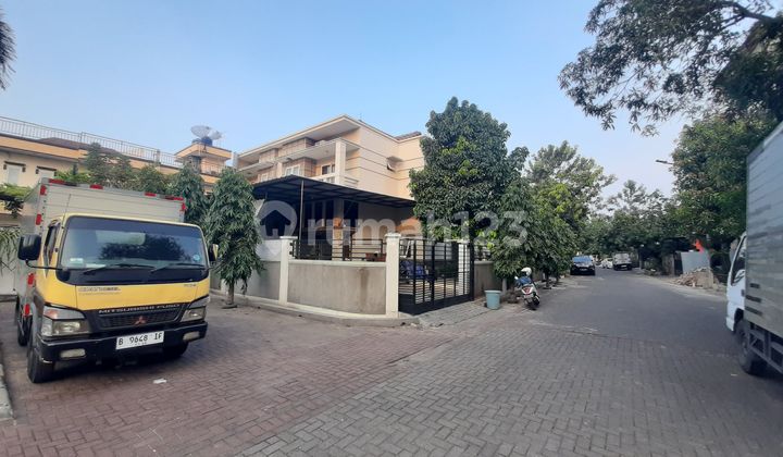 Rumah hook jalan lebar siap huni 2 lantai di Puri Gardena, Kalideres,  