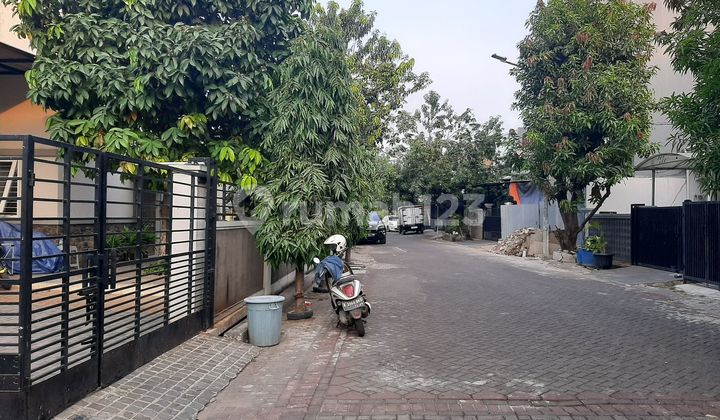 Rumah hook jalan lebar siap huni 2 lantai di Puri Gardena, Kalideres,   2