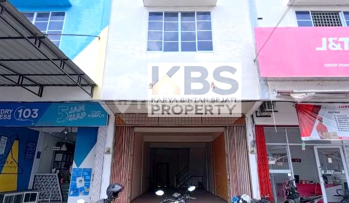 TRANSLATION:
Rental 3-Story Strategic Shop House Location Jl. Adi Sucipto - Tanjungpinang TRANSLATION:
Rental 3-Story Strategic Shop House Location Jl. Adi Sucipto - Tanjungpinang