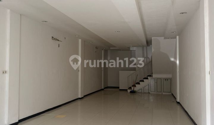 Ready-to-Use 3-Story Shop House in Klampis Jaya 2
