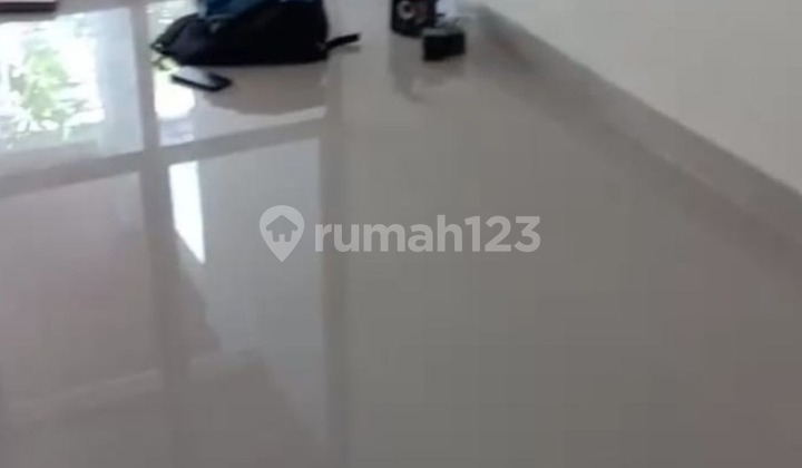 Sewa Rumah 2 Lantai Semi Furnish Di Daerah JGC, Jakarta Timur