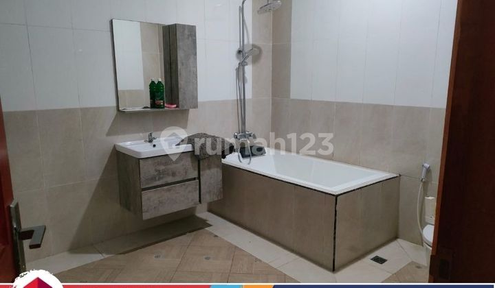 For Sale: 5-Bedroom Ready-to-Occupy House in Metland Menteng, Cakung 2