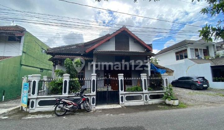 HOUSE IN A HOUSING ESTATE NEAR JEC CITY, RSPAU HARDJOLUKITO, AMPLAZ