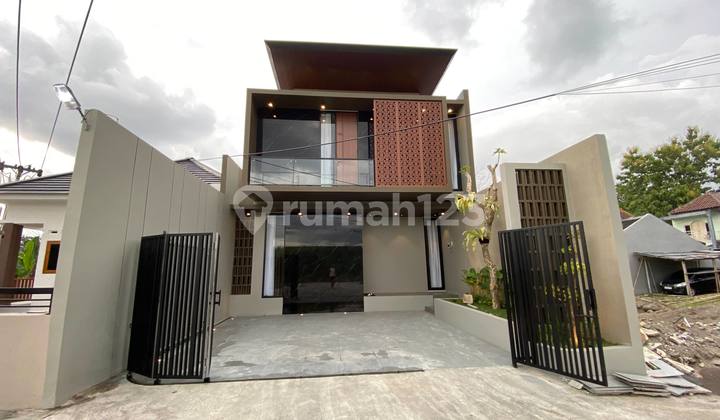 Modern Minimalist Fully Furnished House Near Maguwoharjo Stadium
