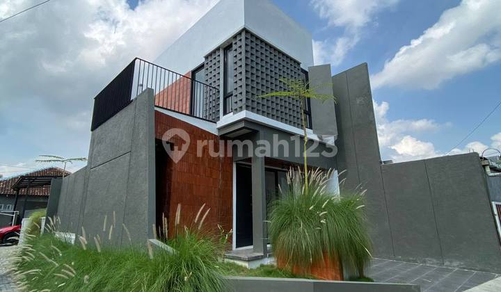 RUMAH MODERN DUA LANTAI DEKAT KOTA JOGJA MALIOBORO DAN KAMPUS UMY