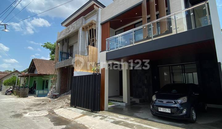 RUMAH MEWAH KOLAM RENANG MONUMEN JOGJA KEMBALI DEKAT UGM AL AZHAR