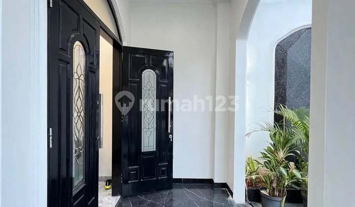 Rumah Modern Klasik Strategis Hoek Jagakarsa Jakarta Selatan  2