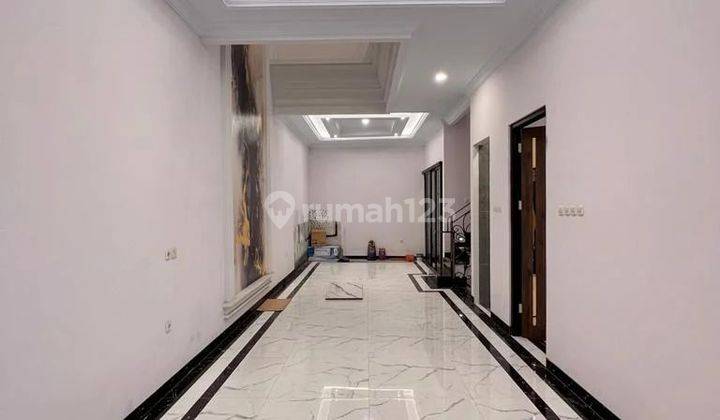 Rumah Mewah Elegan 3 Lantai American Classic dalam Cluster  2