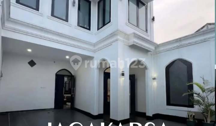 Rumah Modern Klasik Strategis Hoek Jagakarsa Jakarta Selatan 