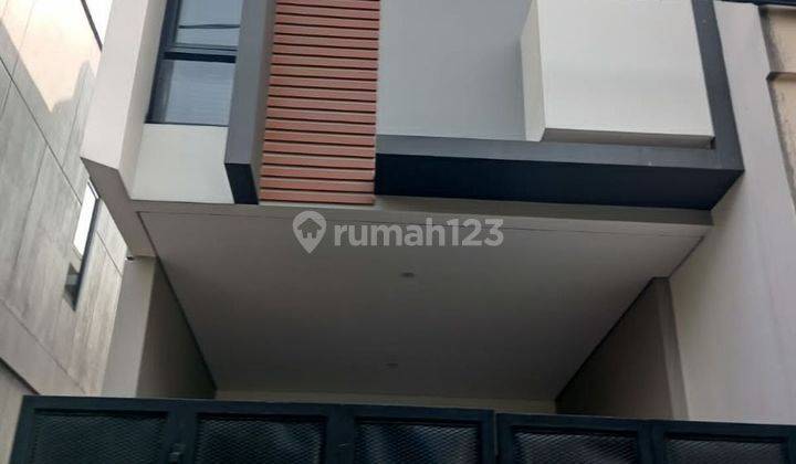 Rumah Dua Lantai Tujuh Menitan ke stasiun Tanjung Priok  1