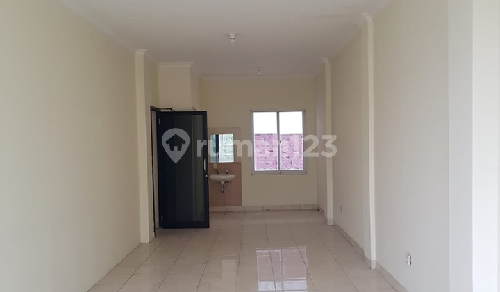 For sale: 3-story shop house in Taman Palem, Cengkareng, West Jakarta. For sale: 3-story shop house in Taman Palem, Cengkareng, West Jakarta.