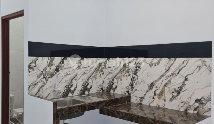 Mewah, Lantai Granit, Rumah Cantik Siap Huni di Cengkareng, Nego! 4