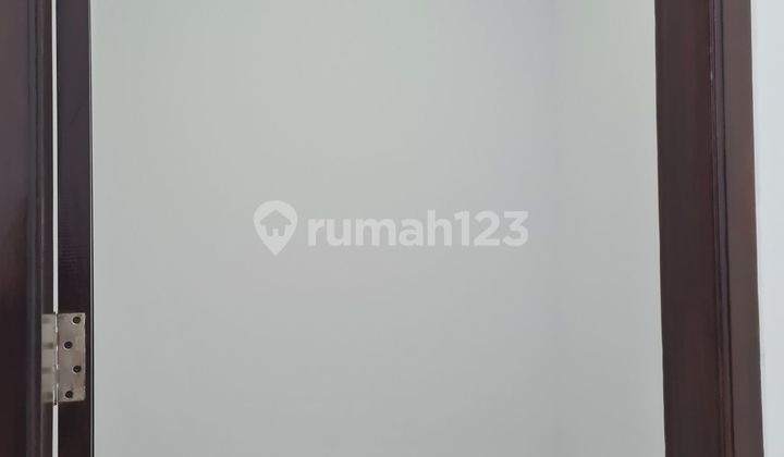 Mewah, Lantai Granit, Rumah Cantik Siap Huni di Cengkareng, Nego! 5