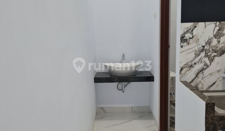 Mewah, Lantai Granit, Rumah Cantik Siap Huni di Cengkareng, Nego! 7