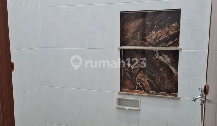 Mewah, Lantai Granit, Rumah Cantik Siap Huni di Cengkareng, Nego! 9