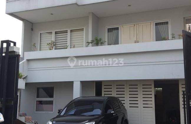 Dijual Rumah Hoek 3 Lantai, Strategis, Akses Mudah, Harga Nego 2