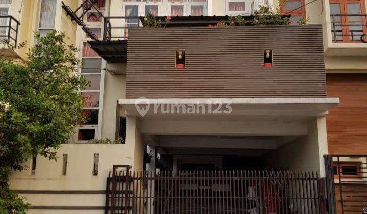 Dijual rumah 2,5 lantai sudah renov di Daan Mogot arcadia,nego   1