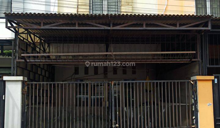 Dijual rumah 2 lt di tamsur,cocok untuk kantin,depan sekolahan.  1