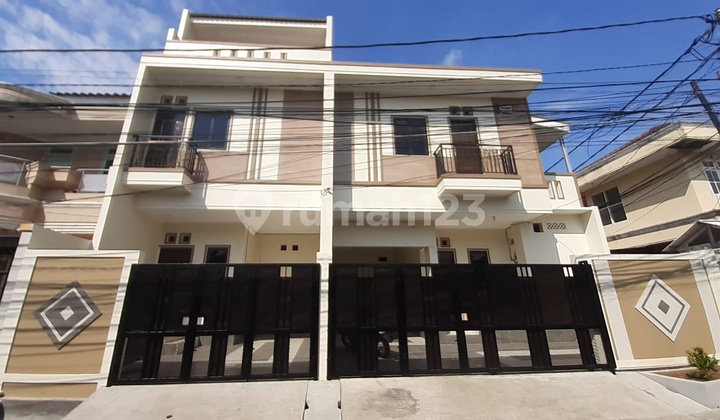 Dijual Rumah Baru 3 Lantai di Duri Kepa Lokasi Bagus Harga Nego