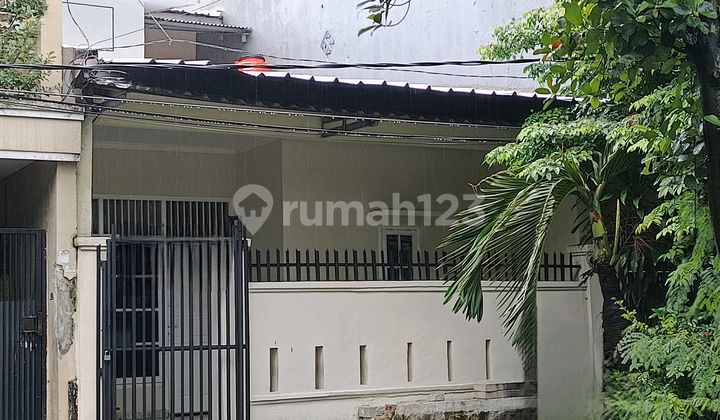Cheap Rental 1.5-Story House in Menceng, Roadside Location 1