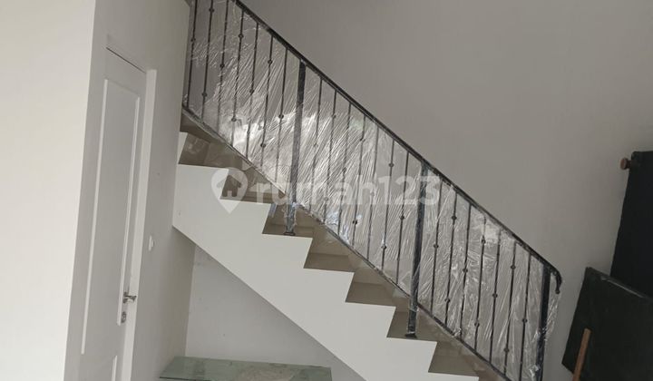 Di jual cepat rumah bagus Springhill Lagoon SHM hadap Selatan 2 Lantai 2