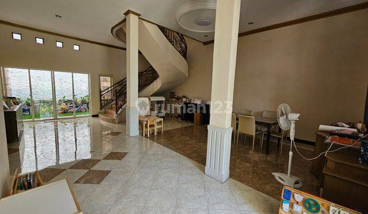 Sewa Rumah Sutorejo Selatan Mewah Semi Furnish Besar 2