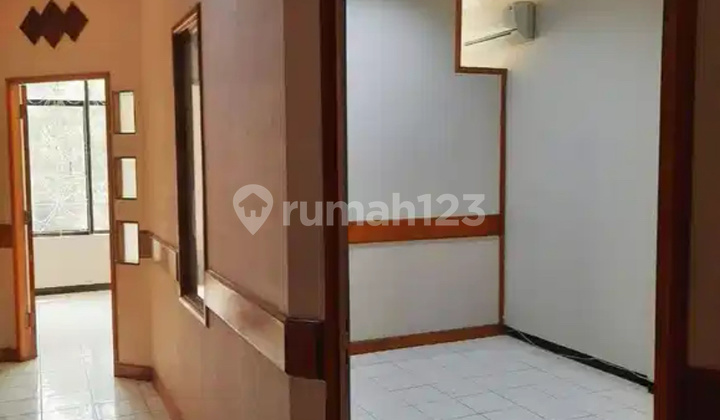 For Sale Strategic 3.5-Story Shop House Zero Road Main Street in Surabaya 2