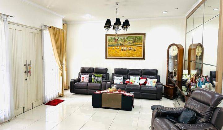 Rumah 2 Lantai Bagus Semi Furnished di Puri Mansion, Jakarta Barat 1