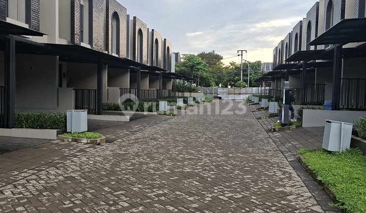 For Sale Luxury 2-Story Ready-to-Occupy Home in a Strategic Location 2