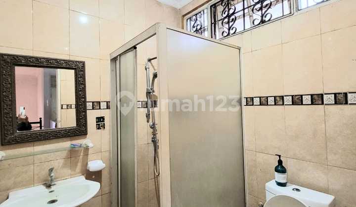 Ready-to-Occupy Family Residence for Quick Sale in River Park Sector 8 Gb-15731 2