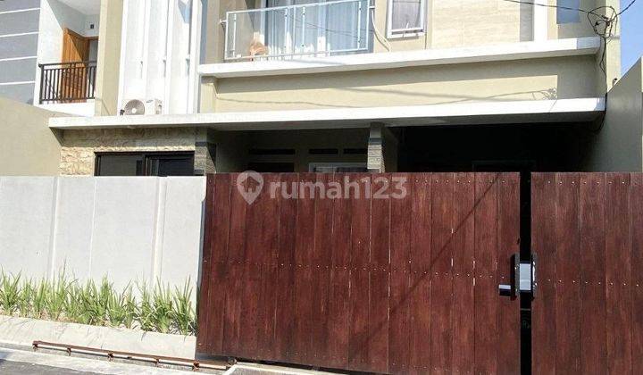 Rumah Mewah 2 Lantai Semi Furnish di Perum Nyaman  1