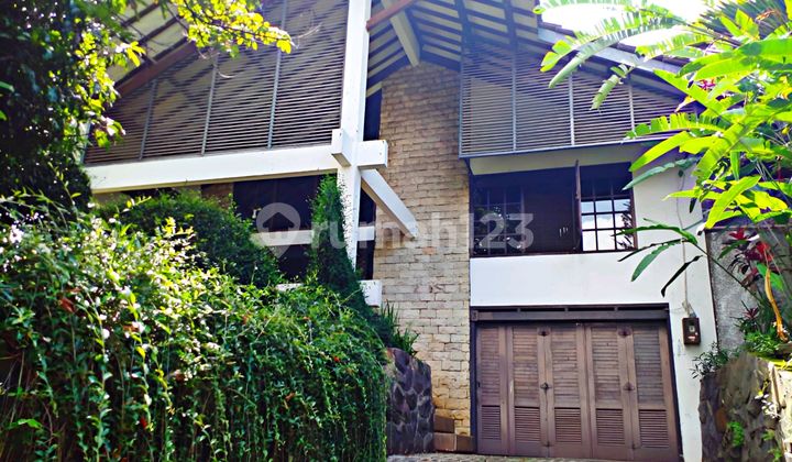 Rumah Klasik 2 Lantai Halaman Luas di Setra Indah Bandung