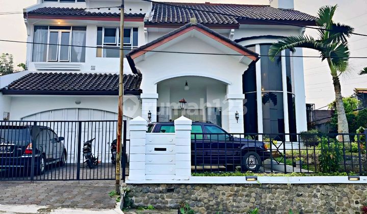 Exclusive American Classic Style Residence in the Elite Setiabudi Area of Bandung