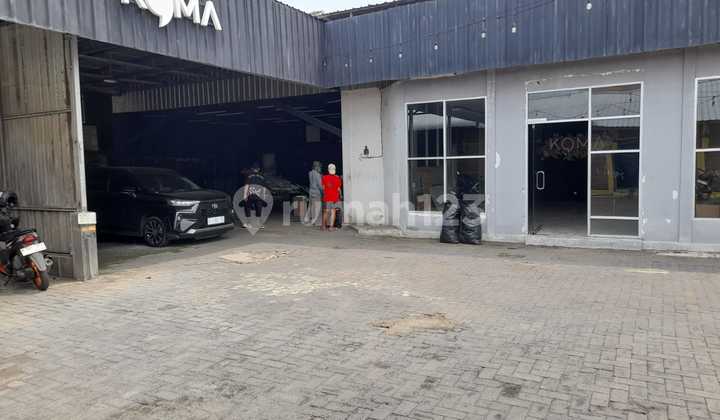 Ruang Usaha Luas di Jalan Raya Siliwangi 1