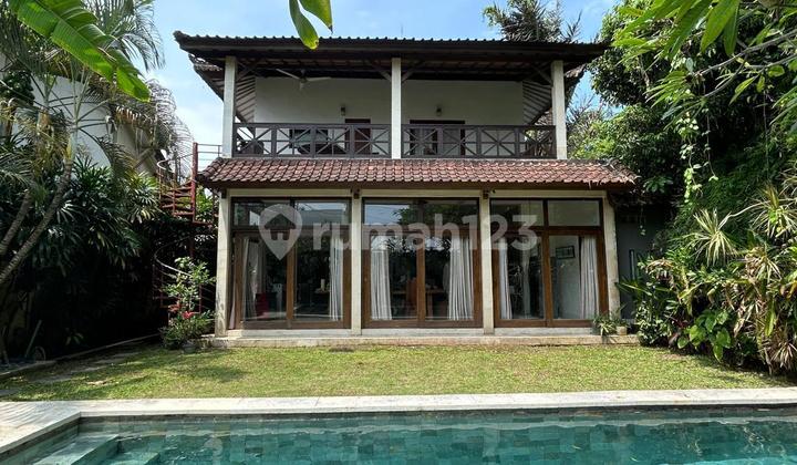 Villa Luas di Lokasi Strategis Berawa