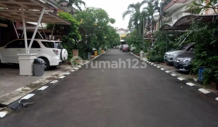 Beautiful House in Jatinegara Baru Residential Area East Jakarta 2