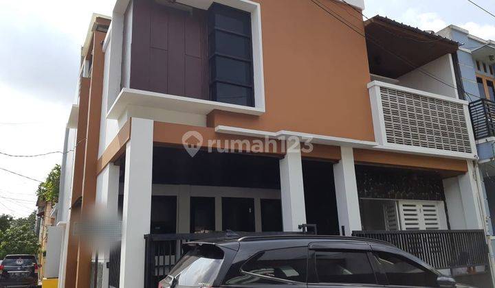 tampak depan rumah di taman narogong indah